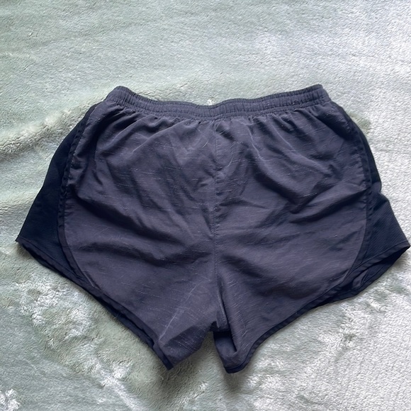 Girls medium gray nike dri-fit athletic shorts - Picture 2 of 3